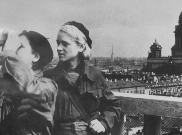 С огнетушителями и свистками: отряды добровольцев в блокадном Ленинграде