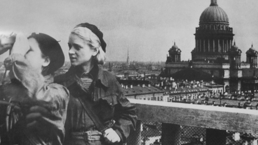 С огнетушителями и свистками: отряды добровольцев в блокадном Ленинграде
